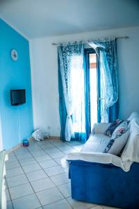 ヴァッレドーリアにあるSardinia Imagination - Valledoria M03の青い部屋(ベッド1台、窓付)
