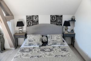 1 dormitorio con 1 cama grande y 2 mesitas de noche en Villa de la Croix, en Villechétif