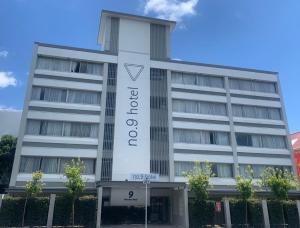 un edificio blanco con la palabra vancouver en él en No. 9 Hotel en Auckland