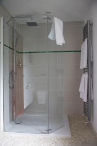 A bathroom at B&B Rafters 