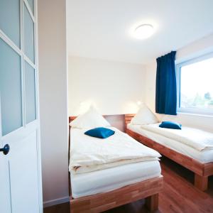 1 dormitorio con 2 camas y ventana en Q55 - Quartier 55 en Quickborn