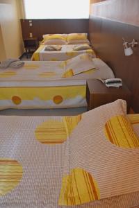 En eller flere senge i et værelse på Hotel Mitru