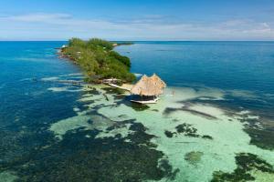 uma ilha com uma cabana na água em Thatch Caye Resort a Muy'Ono Resort em Hopkins