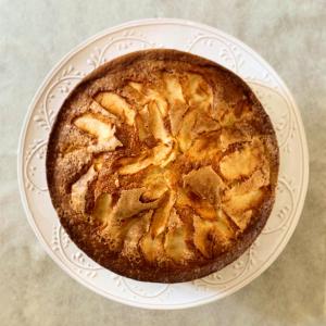 un pastel sentado en un plato en una mesa en La Residenza del Reginale, en Siracusa