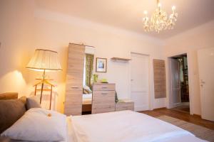 ein Schlafzimmer mit einem Bett und einem großen Spiegel in der Unterkunft Hübsches Privatzimmer mit Bad in Perchtoldsdorf