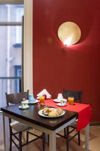 ナポリにあるDuomo 89の黒いテーブルに一皿の食べ物