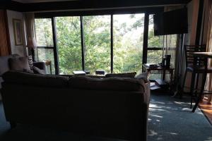 sala de estar con sofá y ventana grande en Unit 101 - Treeloft 3 Bedroom Villa, en Four Seasons