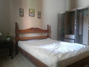 um quarto com uma cama grande e uma cabeceira em madeira em Saquarema2 em Saquarema