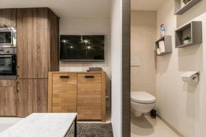 ヴェリエ・デュ・ラックにあるla terrasse du lacのバスルーム(トイレ付)、壁掛けテレビが備わります。 +28枚の写真