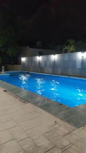 une personne se baignant dans une piscine la nuit dans l'établissement Portal de José, à Ciudad Valles