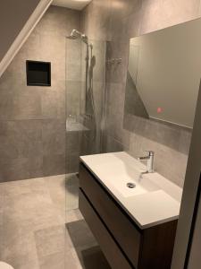 Phòng tắm tại New high end waterfront family villa +48 ảnh