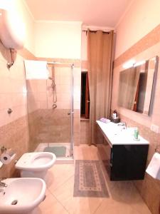 La salle de bains est pourvue de toilettes, d'un lavabo et d'une douche. dans l'établissement Casa del Principe, à Ottaviano