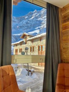 ブレウイル・チェルヴィナイアにあるCentral Apart Chaletの山の景色を望む窓付きの部屋