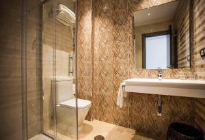 サラマンカにあるHostal Barcelonaのバスルーム(トイレ、洗面台、鏡付)