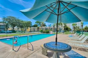 巴拿馬市海灘的住宿－Gulf Highlands 116 Damon Circle #K，游泳池旁的蓝伞
