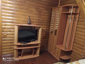 a tv sitting on a stand in a room at Sadyba Gostynniy Dvir in Izki