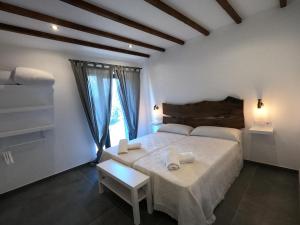 um quarto com uma cama grande e uma mesa em Casa Morgade em Sarria