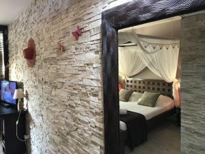 - un miroir dans une chambre dotée d'un mur en briques dans l'établissement Domaine de l'Anse des Rochers, à Saint-François