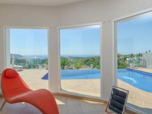 モライラにあるGreat villa in Moraira with infinity poolのスイミングプールを望むリビングルーム
