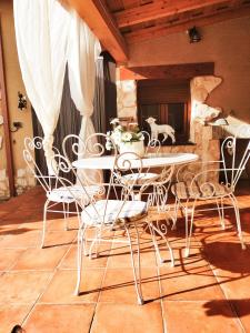 una mesa blanca y sillas en un patio en Hansel y Gretel, en Pedrosa del Rey