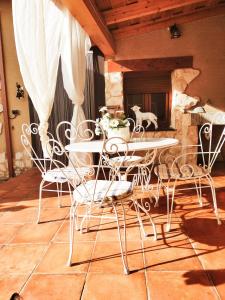 einen weißen Tisch und Stühle auf einer Terrasse in der Unterkunft Hansel y Gretel in Pedrosa del Rey