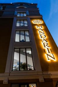 Hotel "Mandarin Clubhouse" في خاركوف: مبنى عليه لافته