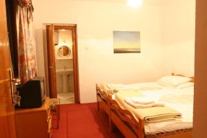 1 dormitorio con 1 cama y baño con lavamanos en Guesthouse Pension Andrea, en Tirana