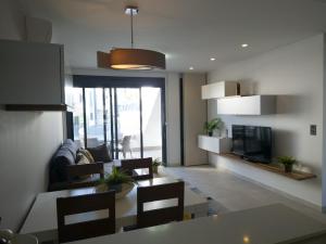 Un televizor și/sau centru de divertisment la Oasis Beach 8 Top floor apartment in Torrevieja Punta Prima