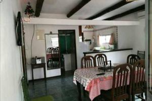 cocina y comedor con mesa y sillas en Casa ideal para descansar Piriápolis, en Piriápolis
