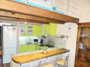 une cuisine avec des placards verts lumineux et un comptoir dans l'établissement Casa Alegre Estepona, à Estepona