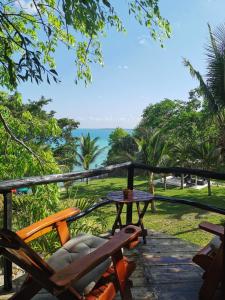 un patio con tavolo, sedie e vista sull'oceano di AMACA Bacalar a Bacalar