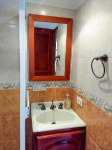 y baño con lavabo y espejo. en Bueno, Bonito, Barato y cerca a El Poblado, en Medellín