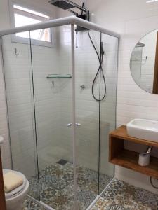 Ett badrum på Pousada Casa Albatross