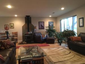 uma sala de estar com um sofá e uma mesa em Peaks Wildernest House Bed and Breakfast - Vaccinations Required em Flagstaff