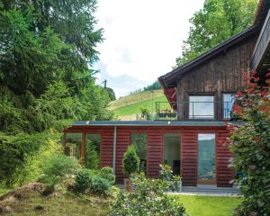 ein Holzhaus mit Balkon darüber in der Unterkunft Oberdeisenhof Land- und Wanderhotel Garni in Baiersbronn