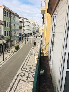 - un balcon offrant une vue sur la rue dans l'établissement Majestic Hostel Porto, à Porto