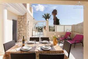 d'une terrasse avec une table à manger et des chaises. dans l'établissement Bella Vida Alfaz, à L'Alfàs del Pi