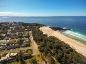 - une vue aérienne sur une plage avec des maisons et l'océan dans l'établissement Casa Pacifica Villa 4, à Forster