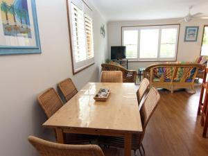- une salle à manger avec une table et des chaises en bois dans l'établissement Casa Pacifica Villa 4, à Forster