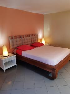 1 dormitorio con 1 cama grande en una habitación en Studio en bord de mer - Résidence La Vieille Tour, en Le Gosier