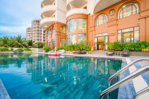 富國的住宿－The May Phu Quoc Hotel，一座室内游泳池,位于一座建筑中