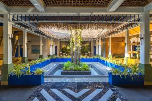 Bazén v ubytování L'Azure Resort and Spa nebo v jeho okolí