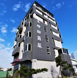 wysoki budynek z azjatyckim napisem w obiekcie Yu Kun Tien Hotel w mieście Shalu