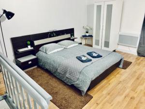 een slaapkamer met een bed met twee handdoeken erop bij MAISON 2 CHAMBRES - LILLE - 4 PERS - 300m METRO in Lille