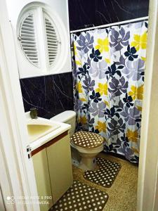 Ένα μπάνιο στο Columbus Heights Apt 26 F