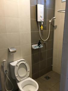 クアにあるImpian Stayのトイレとシャワー付きのバスルーム +16枚の写真