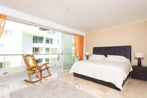 Postel nebo postele na pokoji v ubytování Luxurious Penthouse, breathtaking beach view!!! + 18 fotografií