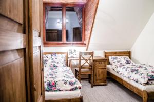 Säng eller sängar i ett rum på Dwa Dęby