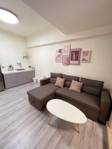 salon z kanapą i stołem w obiekcie 樂室Room w mieście Nanwan