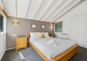 una camera con un grande letto con struttura in legno di Diamantina a Dinner Plain